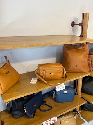 Tres estanterías de madera