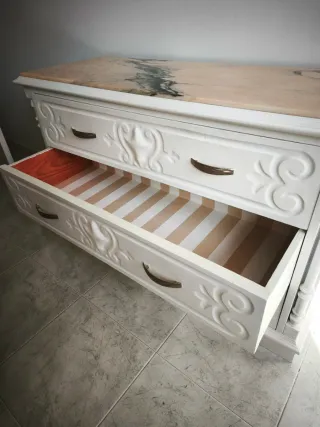 Mueble de madera maciza con mármol