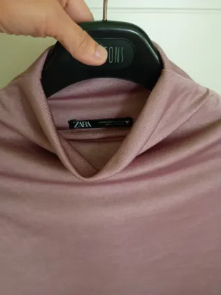 Top rosa cuello alto asimétrico