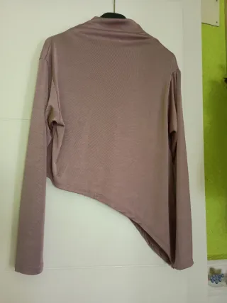 Top rosa cuello alto asimétrico