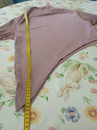 Top rosa cuello alto asimétrico
