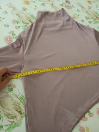 Top rosa cuello alto asimétrico