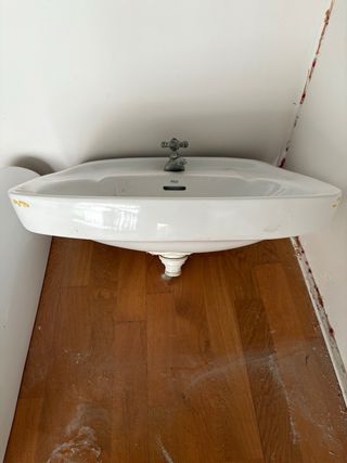 Lavabo Roca con pie.