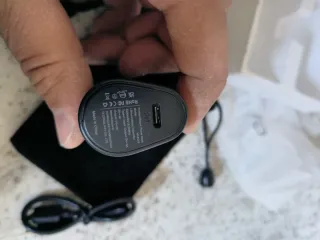 Power bank nero con cavo USB