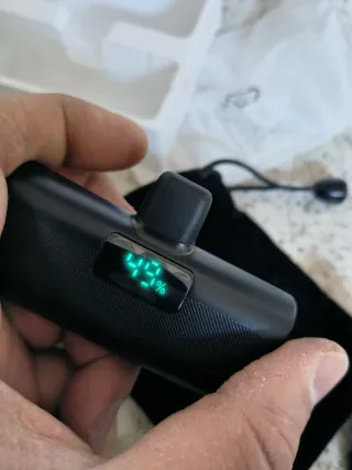 Power bank nero con cavo USB