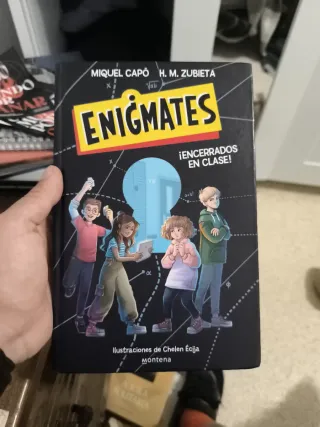 Enigmates ¡Encerrados en clase!: Resuelve el mi...