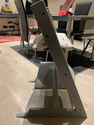 Trona de madera color gris Stokke