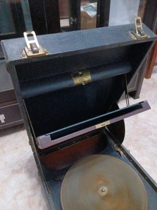 Gramófono de Maleta Columbia modelo N°113A