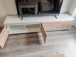 Composición muebles y sillas roble y blanco