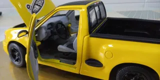 Maqueta escala Ford F-150 Lightning SVT 1:20 Vans