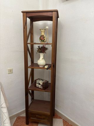 Estantería de madera alta