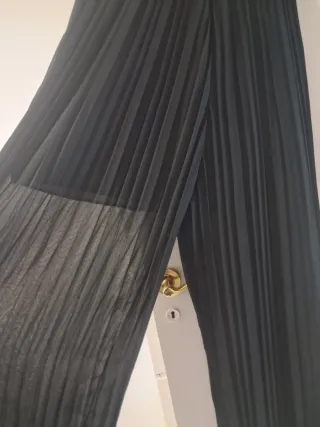 Mono negro elegante con volantes