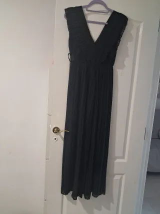 Mono negro elegante con volantes