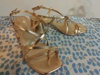 Sandalias tacón Stradivarius doradas