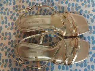Sandalias tacón Stradivarius doradas