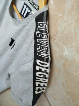 Chulísima Camiseta 11 Degrees Gris y Negro T/S