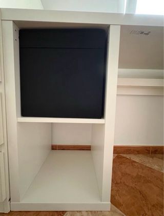Escritorio blanco con estante negro