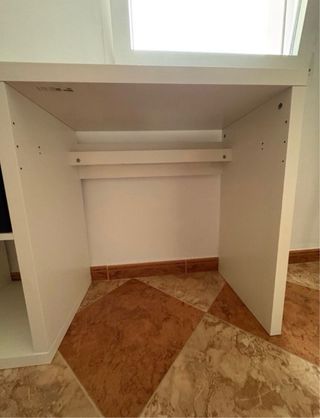 Escritorio blanco con estante negro