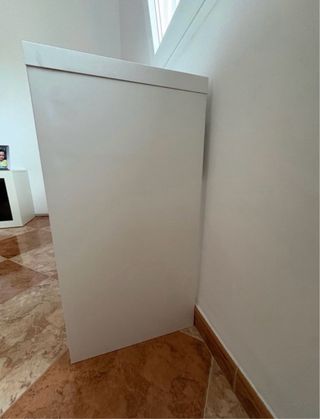 Escritorio blanco con estante negro