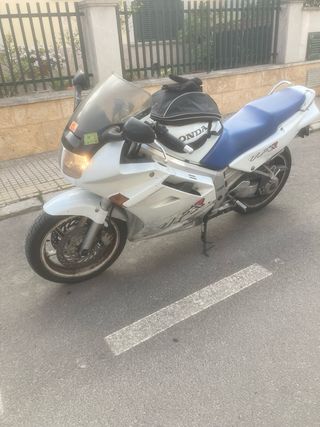 Honda VFR 750 f Blanca.