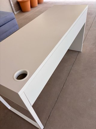 Escritorio blanco Ikea (modelo Micke, ancho 142 cm
