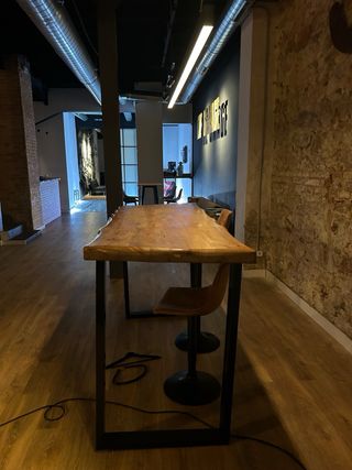 Mesa de madera y hierro estilo industrial