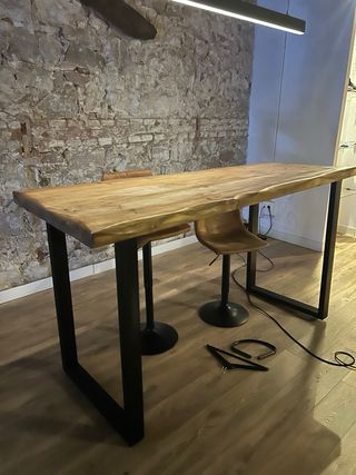 Mesa de madera y hierro estilo industrial