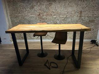 Mesa de madera y hierro estilo industrial