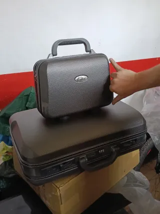 Maleta de viaje Caloni con neceser