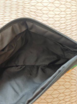 Bolso de mano bordado con borla