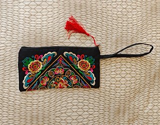 Bolso de mano bordado con borla