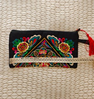Bolso de mano bordado con borla
