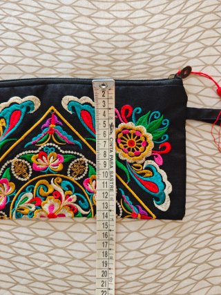 Bolso de mano bordado con borla