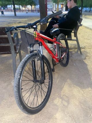 Bicicleta de montaña roja