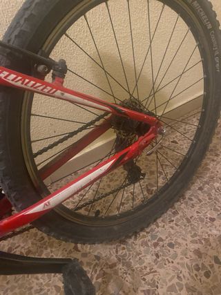 Bicicleta de montaña roja