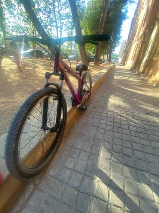 Bicicleta de montaña roja