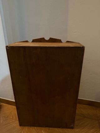 Mueble de madera rústico con puertas