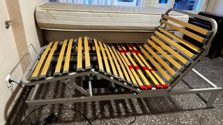 Cama articulada con colchón y motor eléctrico