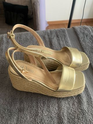 Sandalias doradas cuña esparto