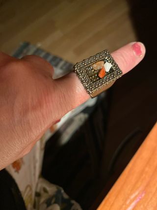 Anillo dorado con piedras naranjas