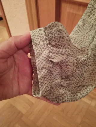 Blusa de mujer con estampado de serpiente