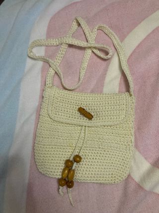 Bolso de crochet beige con abalorios