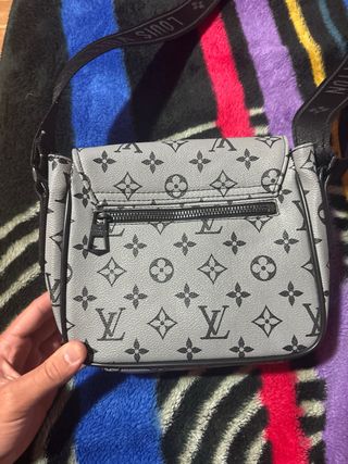 Bandolera LV Gris Plata y Negra