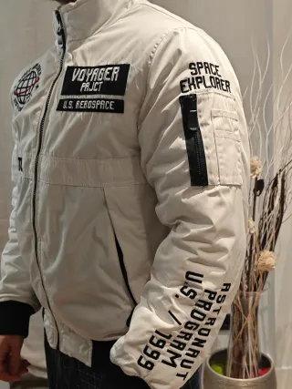 Cazadora blanca estilo astronauta