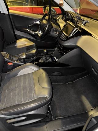 Peugeot 2008 2015 .
