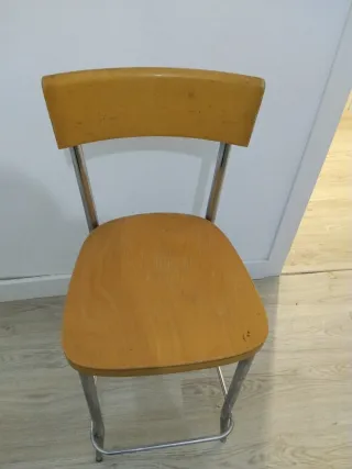 Mesa alta y 2 taburetes altos