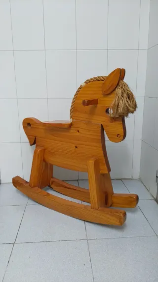 Caballo balancín de madera