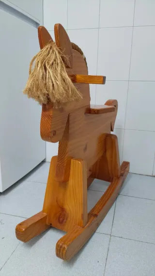 Caballo balancín de madera
