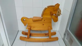 Caballo balancín de madera
