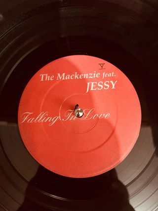 The Mackenzie - Falling In Love feat. Jessy